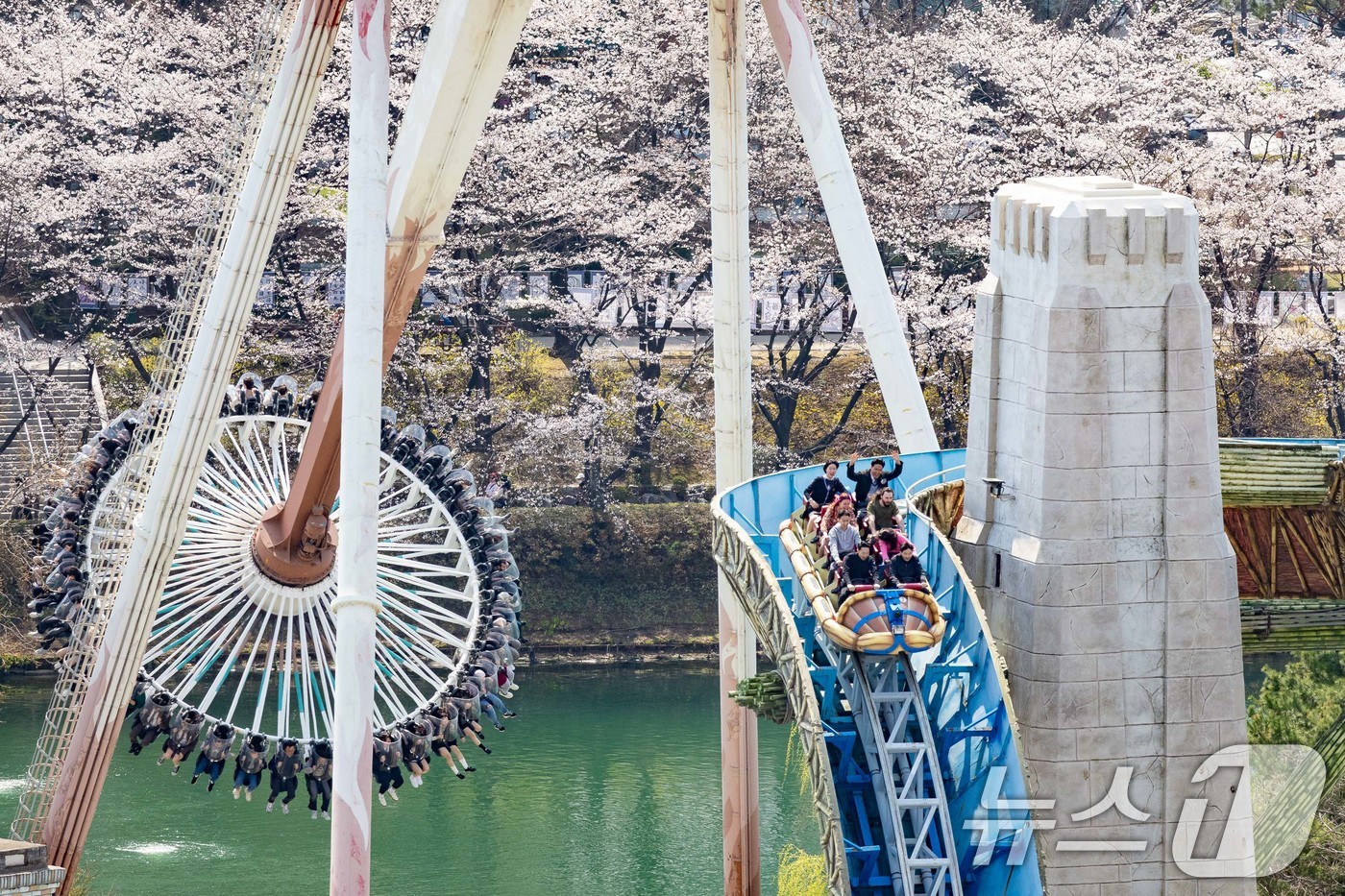 (서울=뉴스1) = 롯데월드가 롯데월드 어드벤처 인근 석촌호수에 벚꽃이 만개했다고 8일 밝혔다.사진은 지난 7일 벚꽃이 만개한 롯데월드 어드벤처 모습. (롯데월드 제공. 재판매 및 …