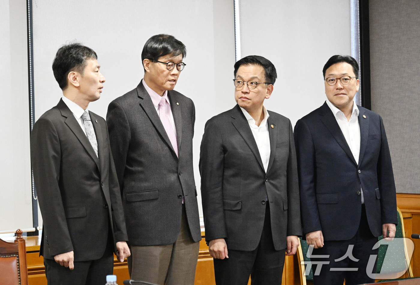 (서울=뉴스1) = 최상목 부총리 겸 기획재정부 장관(왼쪽 네번째)이 8일 서울 중구 은행연합회에서 열린 거시경제 금융현안 간담회에서 기념 촬영을 하고 있다. (기획재정부 제공. …