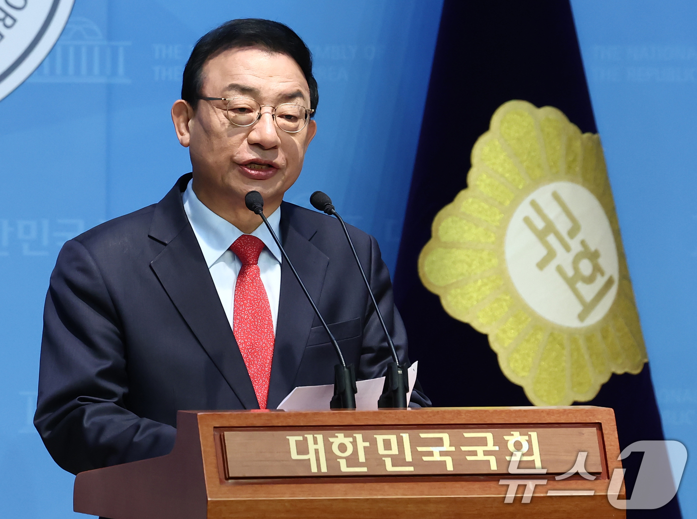 (서울=뉴스1) 김민지 기자 = 이정현 전 새누리당 대표가 8일 오전 서울 여의도 국회 소통관에서 제21대 대통령선거 출마 선언 기자회견을 하고 있다. 2025.4.8/뉴스1