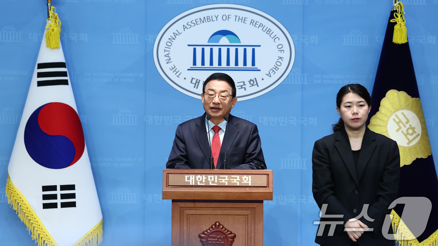 (서울=뉴스1) 김민지 기자 = 이정현 전 새누리당 대표가 8일 오전 서울 여의도 국회 소통관에서 제21대 대통령선거 출마 선언 기자회견을 하고 있다. 2025.4.8/뉴스1