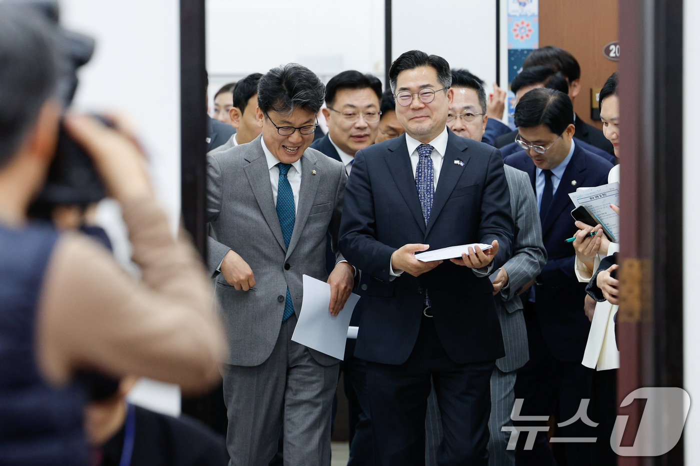 (서울=뉴스1) 안은나 기자 = 박찬대 더불어민주당 원내대표(오른쪽)와 진성준 정책위의장이 8일 오전 서울 여의도 국회에서 열린 원내대책회의에 입장하며 대화하고 있다. 2025.4 …