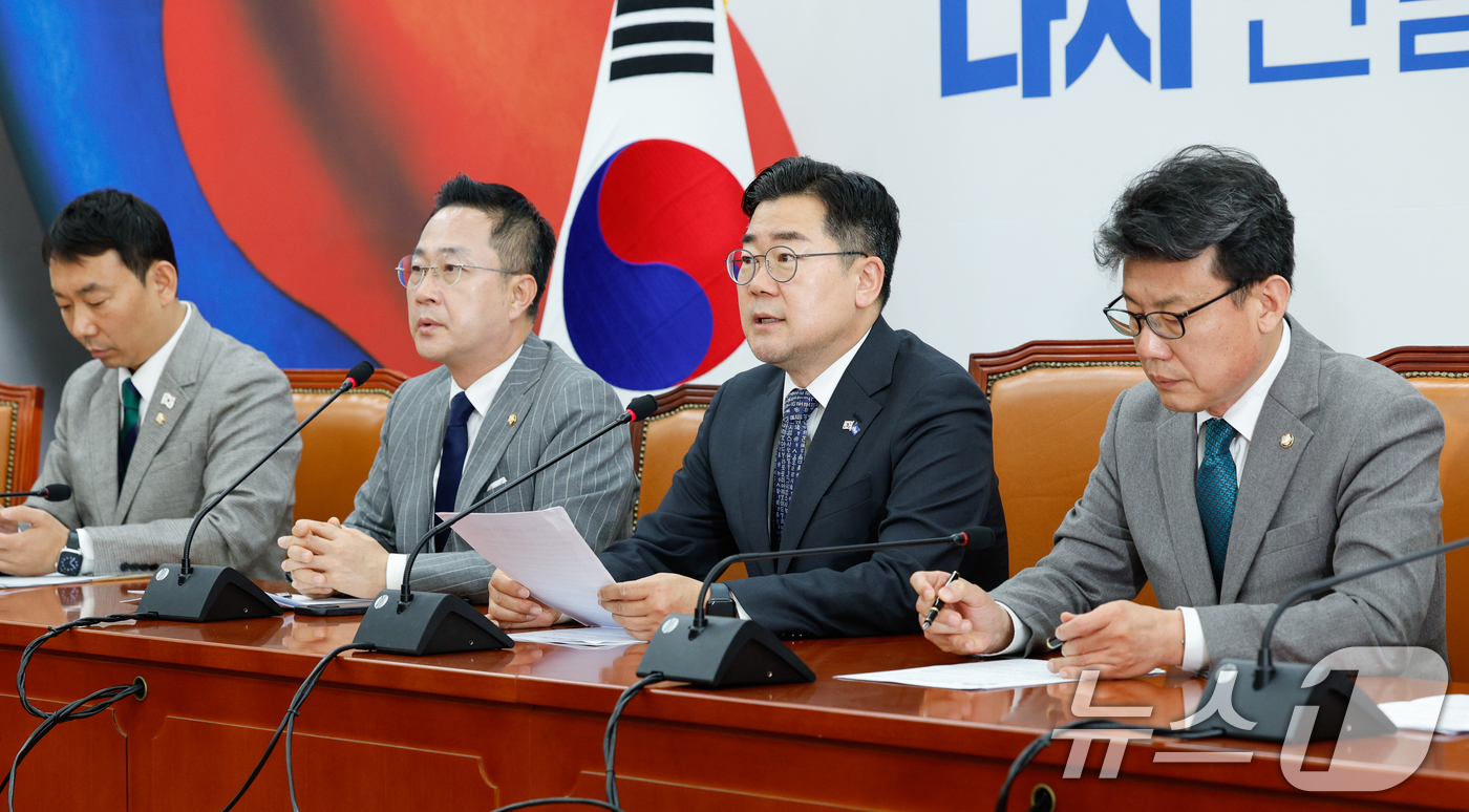 (서울=뉴스1) 안은나 기자 = 박찬대 더불어민주당 원내대표가 8일 오전 서울 여의도 국회에서 열린 원내대책회의에 참석해 모두 발언하고 있다. 2025.4.8/뉴스1