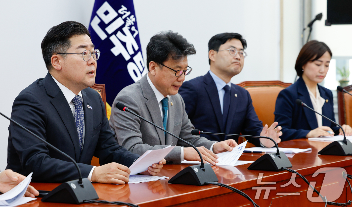 (서울=뉴스1) 안은나 기자 = 박찬대 더불어민주당 원내대표가 8일 오전 서울 여의도 국회에서 열린 원내대책회의에 참석해 모두 발언하고 있다. 2025.4.8/뉴스1