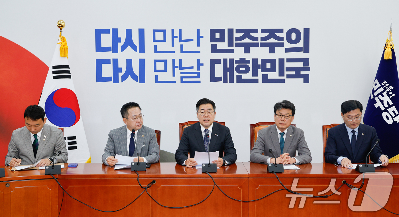 (서울=뉴스1) 안은나 기자 = 박찬대 더불어민주당 원내대표가 8일 오전 서울 여의도 국회에서 열린 원내대책회의에 참석해 모두 발언하고 있다. 2025.4.8/뉴스1