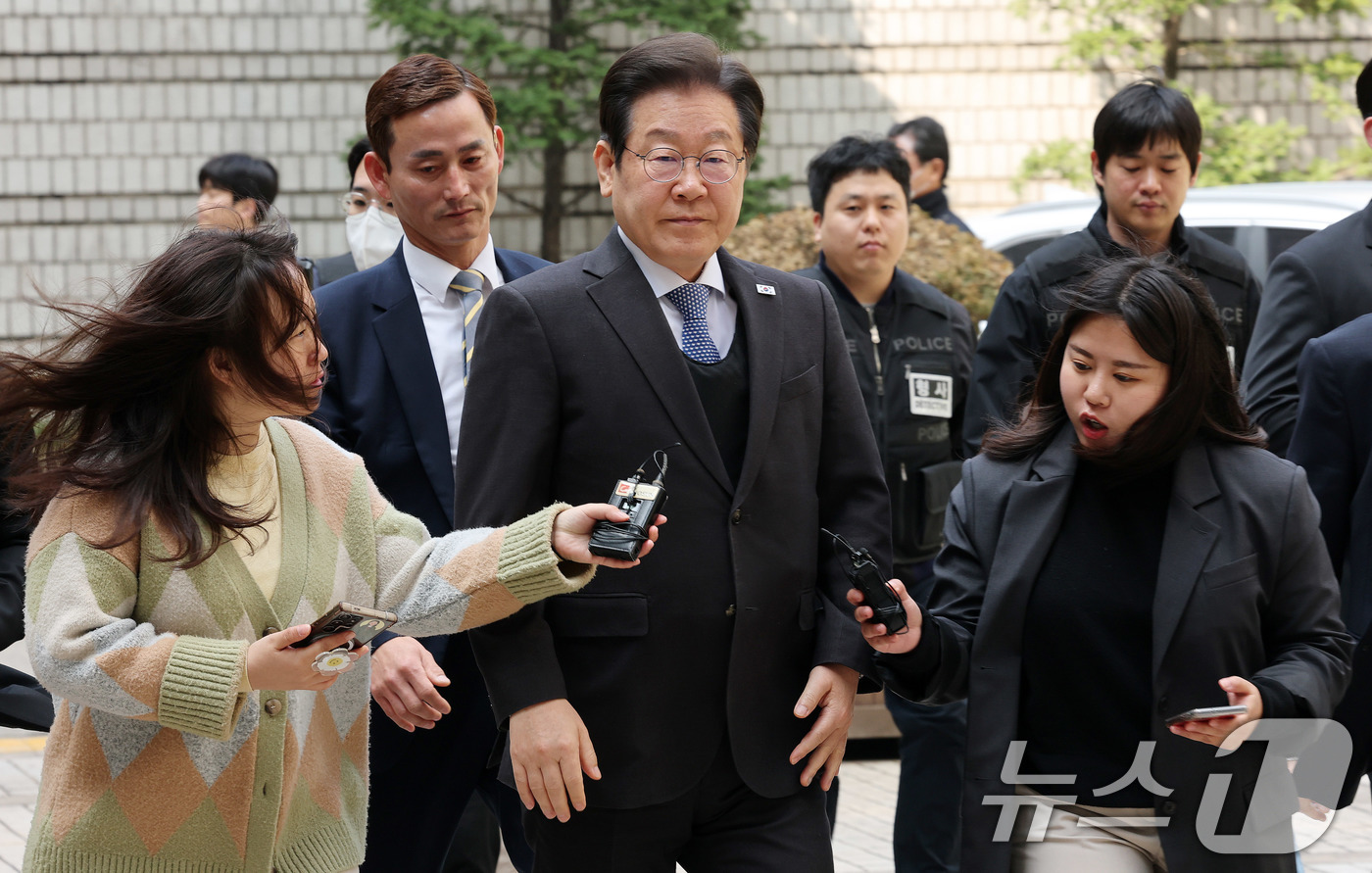 (서울=뉴스1) 박세연 기자 = 이재명 더불어민주당 대표가 8일 서울 서초구 중앙지법에서 열린 대장동 배임 및 성남FC 뇌물 의혹 1심 속행 공판에 출석하고 있다. 2025.4.8 …