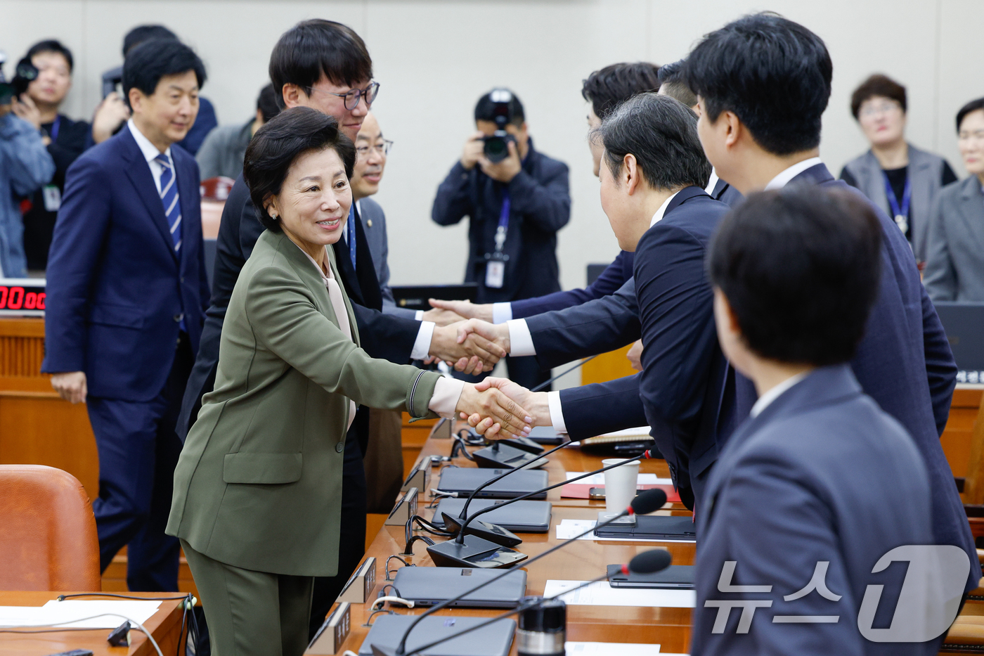 (서울=뉴스1) 안은나 기자 = 8일 오전 서울 여의도 국회에서 열린 연금개혁 특별위원회 제1차 전체회의에서 남인순, 모경종, 박홍배, 오기형 등 야당 위원들이 박수민, 김재섭, …