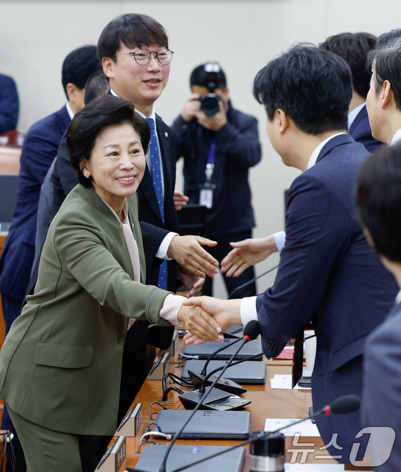 (서울=뉴스1) 안은나 기자 = 8일 오전 서울 여의도 국회에서 열린 연금개혁 특별위원회 제1차 전체회의에서 남인순, 모경종, 박홍배, 오기형 등 야당 위원들이 박수민, 김재섭, …