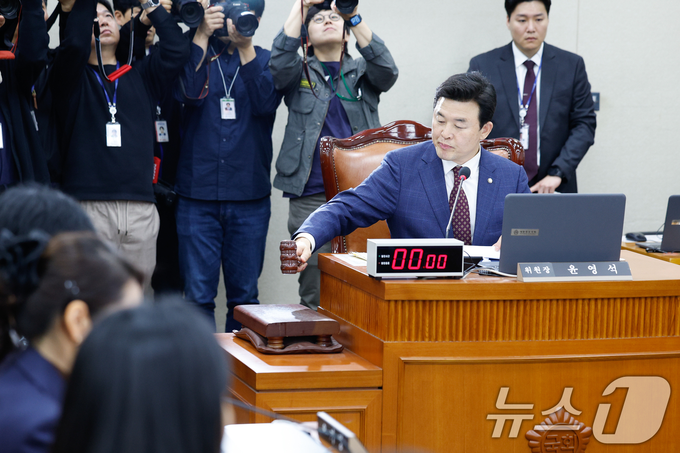 (서울=뉴스1) 안은나 기자 = 윤영석 국회 연금개혁 특별위원회 위원장이 8일 오전 서울 여의도 국회에서 열린 연금개혁 특위 제1차 전체회의에서 의사봉을 두드리고 있다. 2025. …