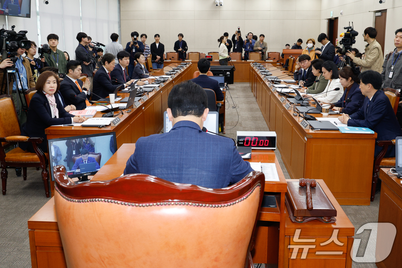 (서울=뉴스1) 안은나 기자 = 8일 오전 서울 여의도 국회에서 열린 연금개혁 특별위원회 제1차 전체회의에서 여야 위원들이 인사말을 하고 있다. 2025.4.8/뉴스1