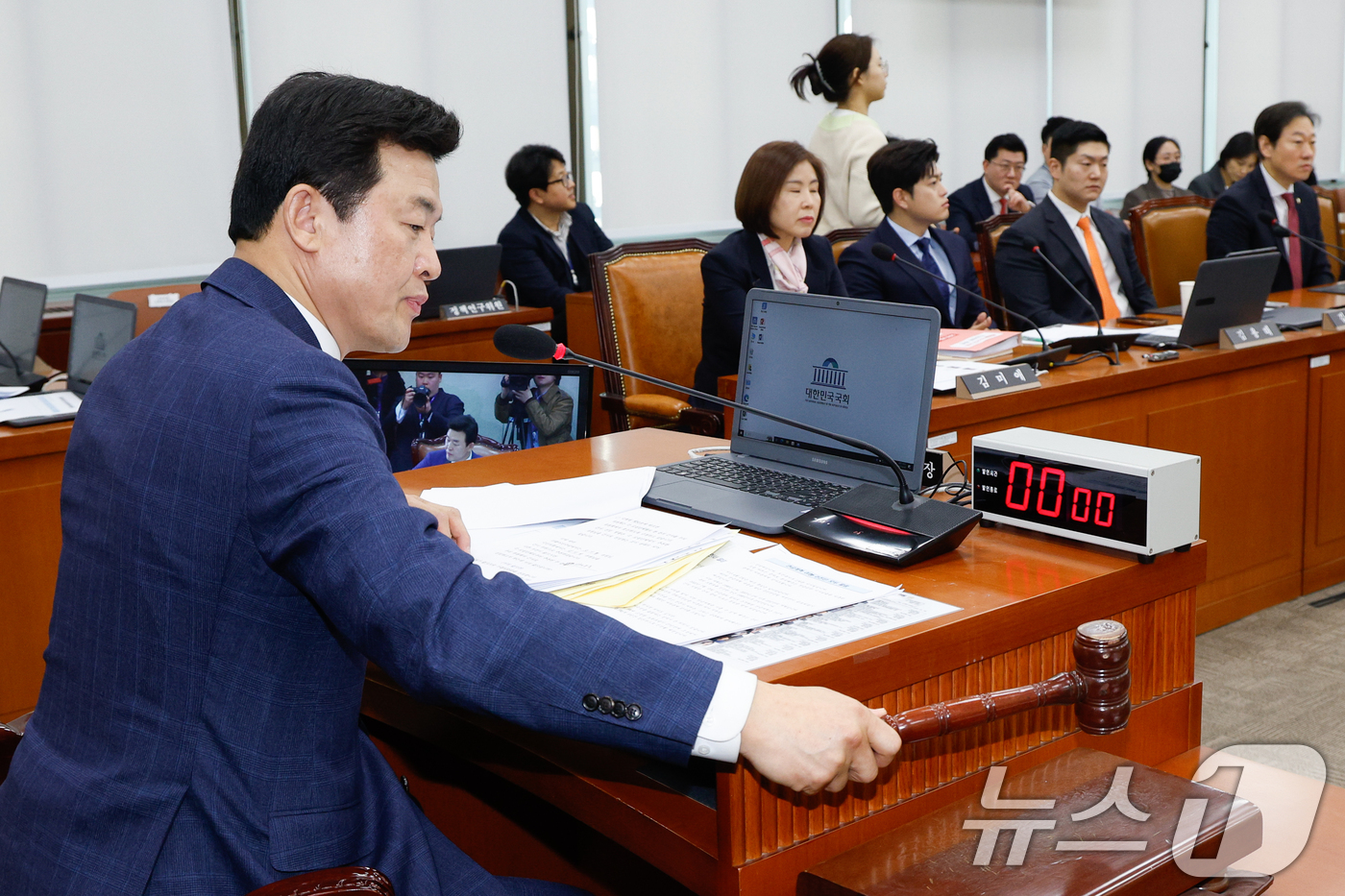 (서울=뉴스1) 안은나 기자 = 윤영석 국회 연금개혁 특별위원회 위원장이 8일 오전 서울 여의도 국회에서 열린 연금개혁 특위 제1차 전체회의에서 김미애 국민의힘, 오기형 더불어민주 …