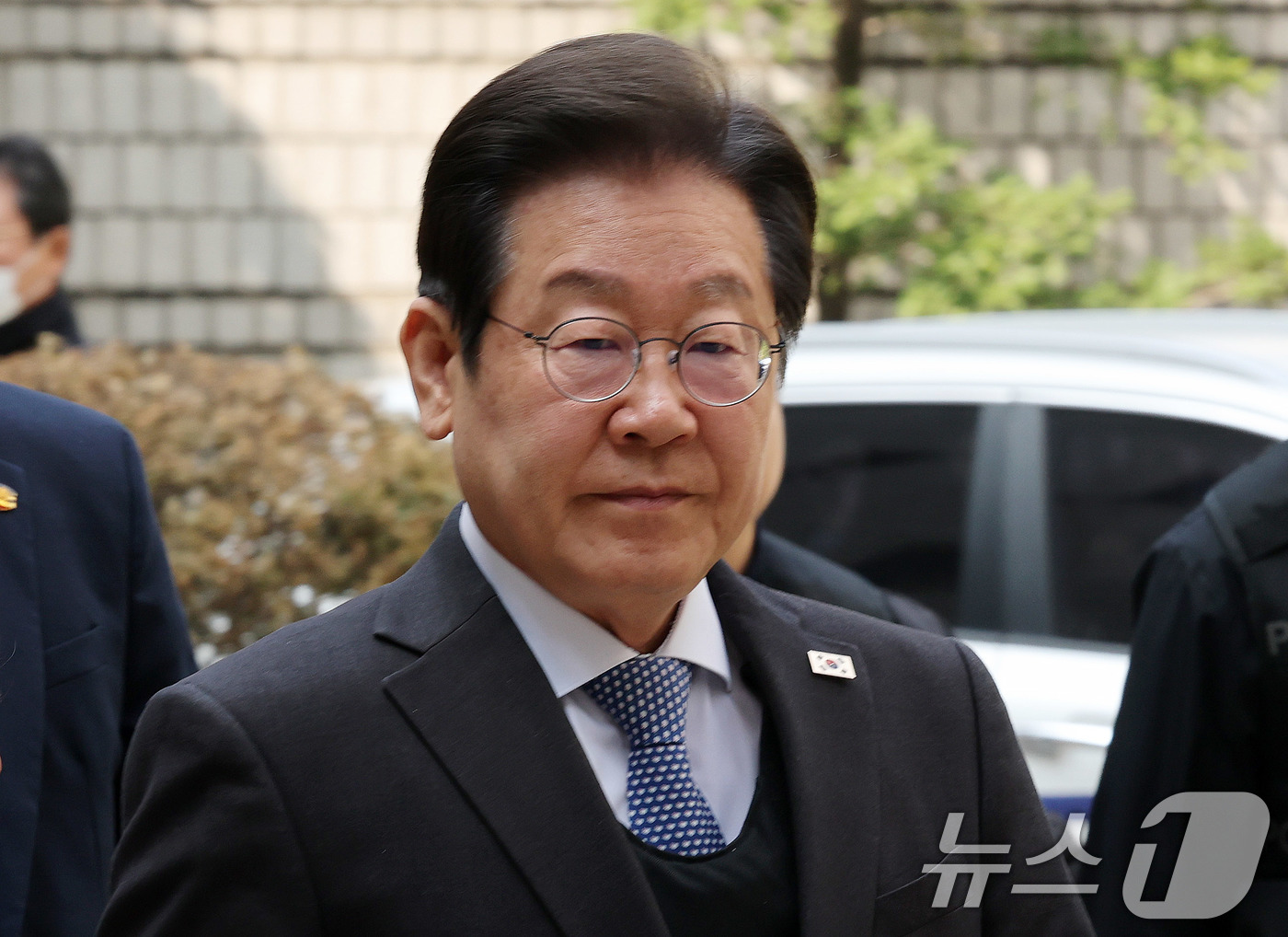 (서울=뉴스1) 박세연 기자 = 이재명 더불어민주당 대표가 8일 서울 서초구 중앙지법에서 열린 대장동 배임 및 성남FC 뇌물 의혹 1심 속행 공판에 출석하고 있다. 2025.4.8 …