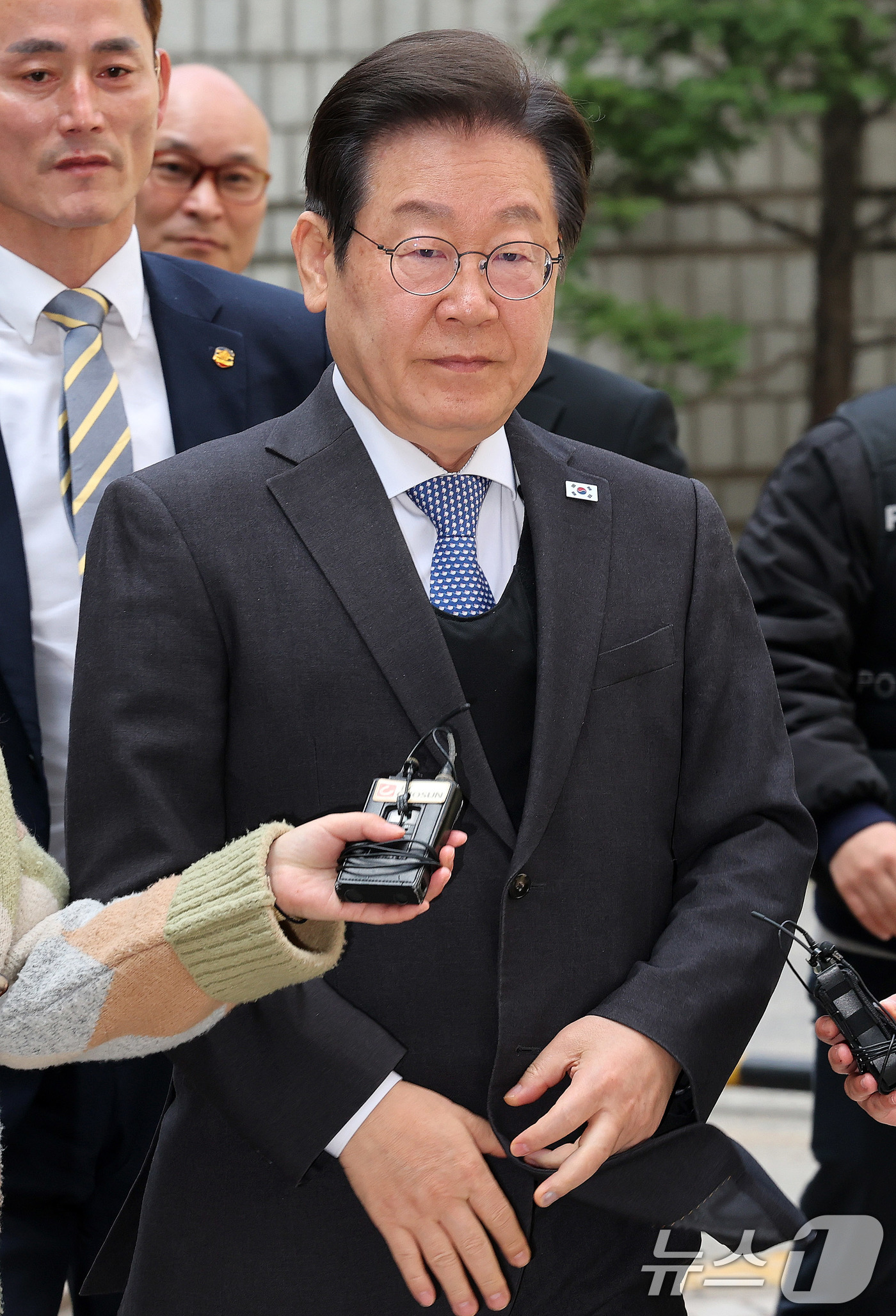 (서울=뉴스1) 박세연 기자 = 이재명 더불어민주당 대표가 8일 서울 서초구 중앙지법에서 열린 대장동 배임 및 성남FC 뇌물 의혹 1심 속행 공판에 출석하고 있다. 2025.4.8 …
