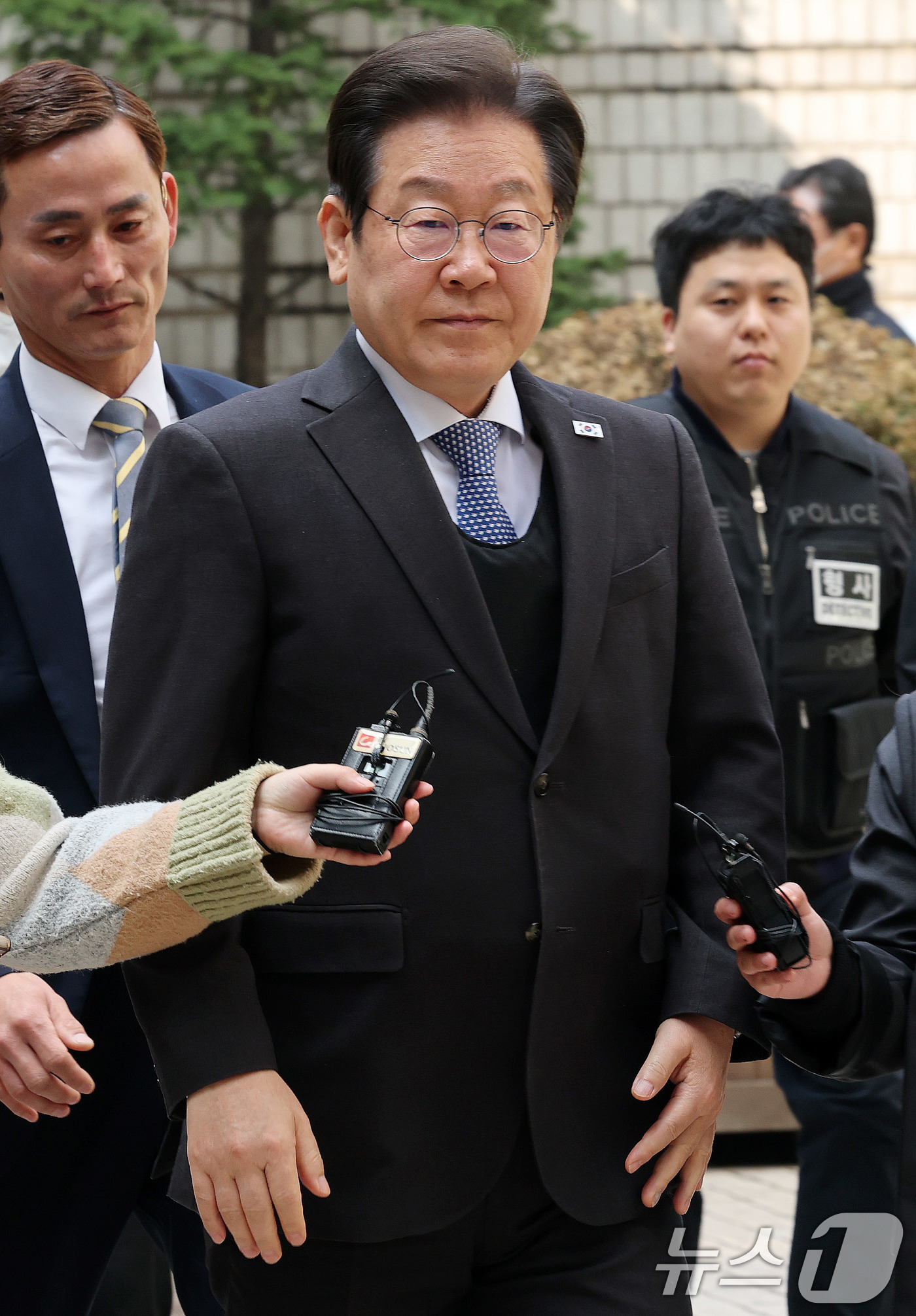 (서울=뉴스1) 박세연 기자 = 이재명 더불어민주당 대표가 8일 서울 서초구 중앙지법에서 열린 대장동 배임 및 성남FC 뇌물 의혹 1심 속행 공판에 출석하고 있다. 2025.4.8 …