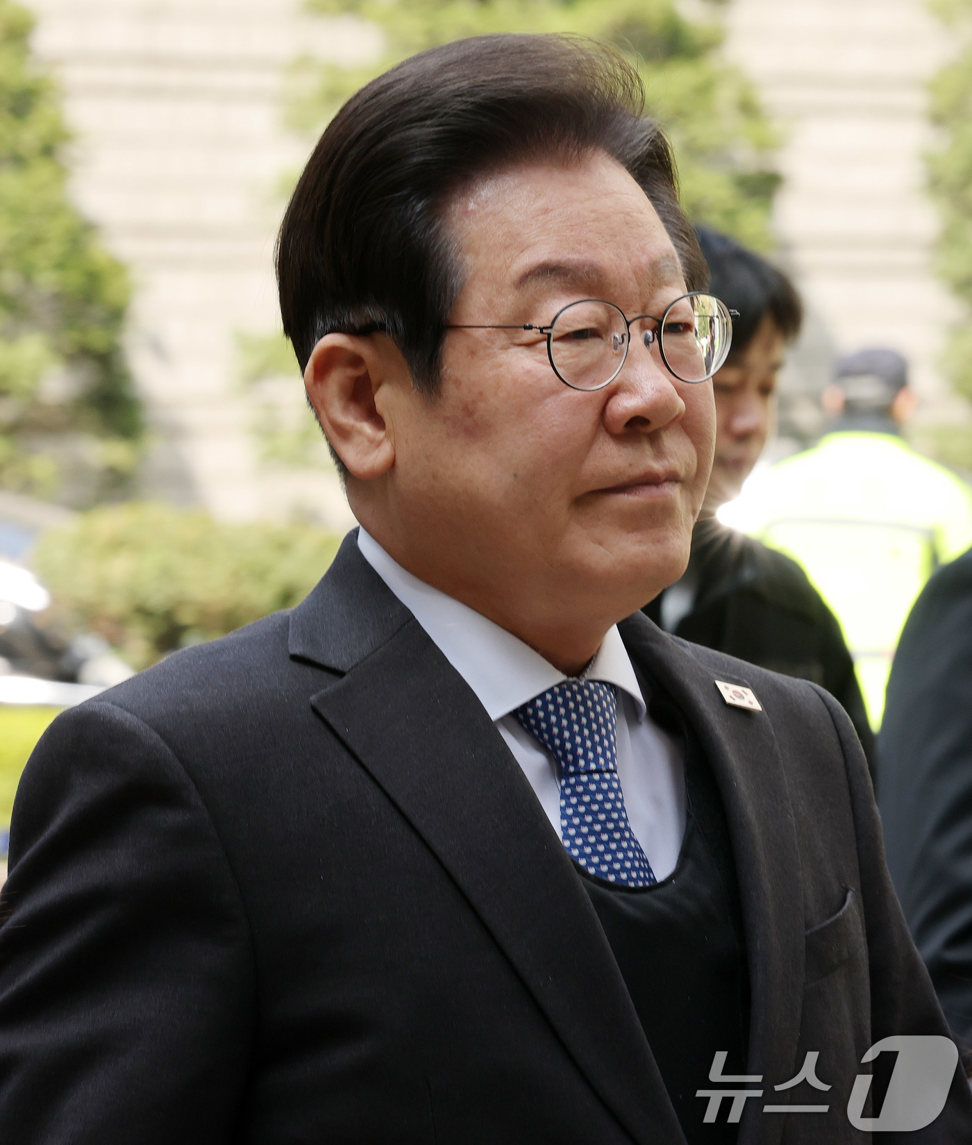 (서울=뉴스1) 박세연 기자 = 이재명 더불어민주당 대표가 8일 서울 서초구 중앙지법에서 열린 대장동 배임 및 성남FC 뇌물 의혹 1심 속행 공판에 출석하고 있다. 2025.4.8 …