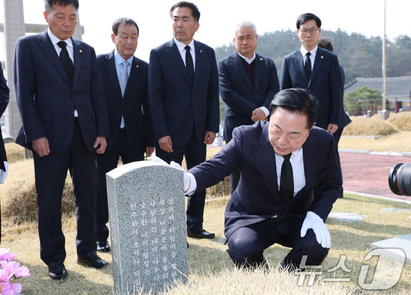 본문 이미지 - 8일 오전 대선출마를 선언한 김두관 전 의원이 광주 북구 운정동 5·18국립민주묘지를 찾아 무명열사의 묘역에 무뤂 꿇고 있다. 2025.4.8/뉴스1 ⓒ News1 박지현 기자