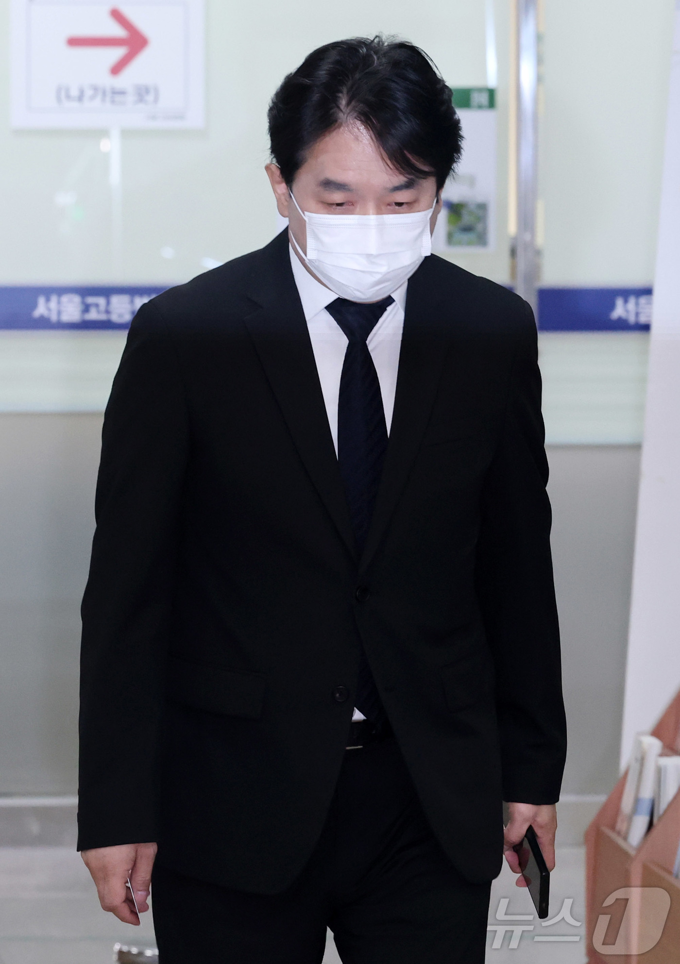 (서울=뉴스1) 박세연 기자 = 류화현 위메프 대표가 8일 서울 서초구 중앙지법에서 열린 '티메프 미정산' 관련  특정경제범죄가중처벌등에관한법률위반(배임) 등 공판에 출석하고 있다 …