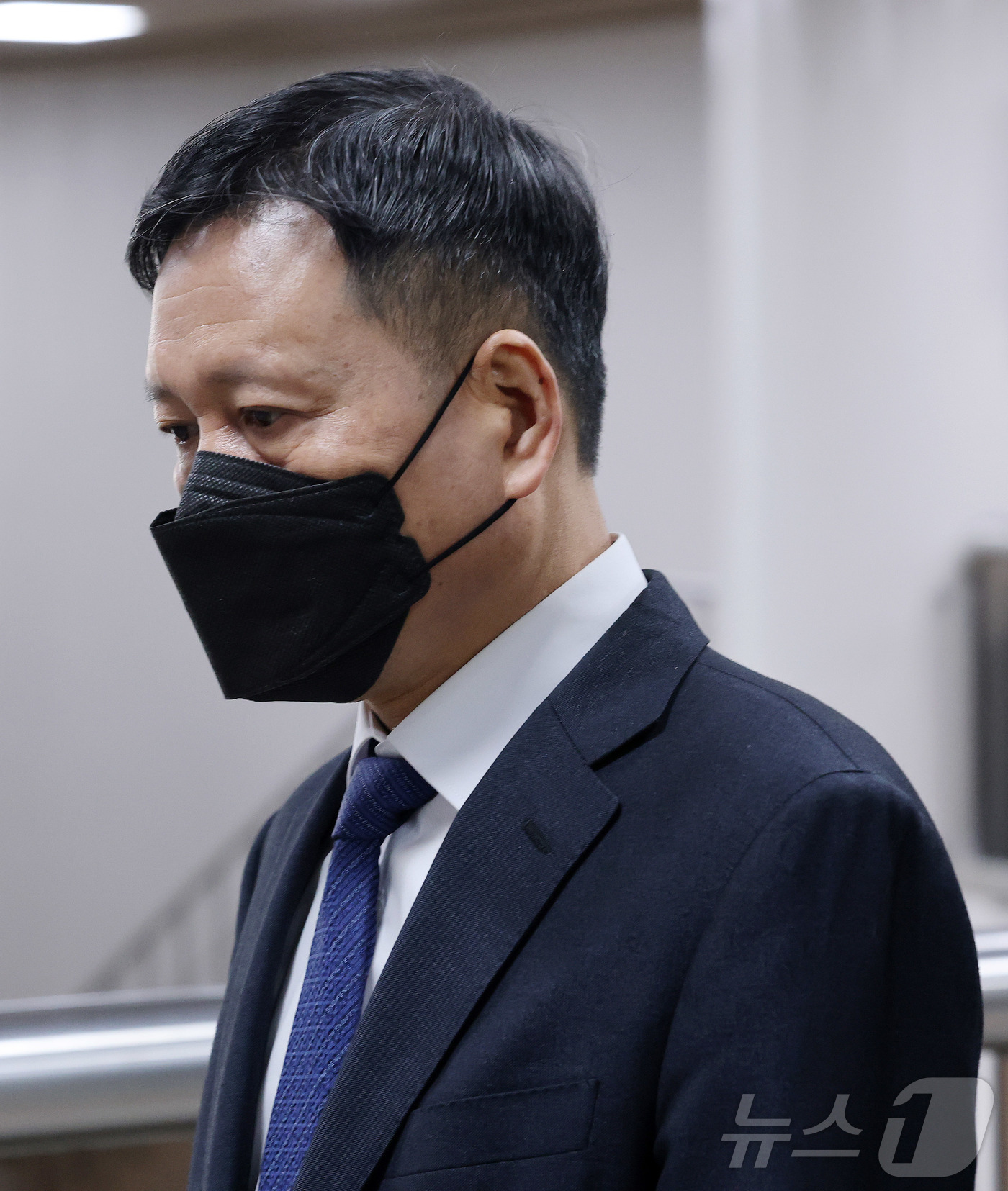(서울=뉴스1) 박세연 기자 = 구영배 큐텐그룹 대표가 8일 서울 서초구 중앙지법에서 열린 '티메프 미정산' 관련  특정경제범죄가중처벌등에관한법률위반(배임) 등 공판에 출석하고 있 …