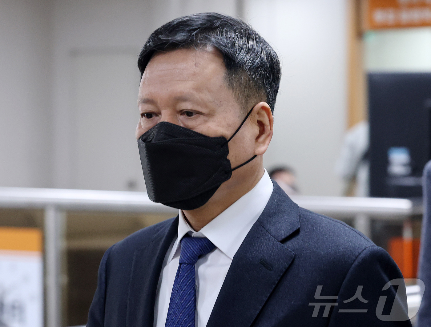 (서울=뉴스1) 박세연 기자 = 구영배 큐텐그룹 대표가 8일 서울 서초구 중앙지법에서 열린 '티메프 미정산' 관련  특정경제범죄가중처벌등에관한법률위반(배임) 등 공판에 출석하고 있 …