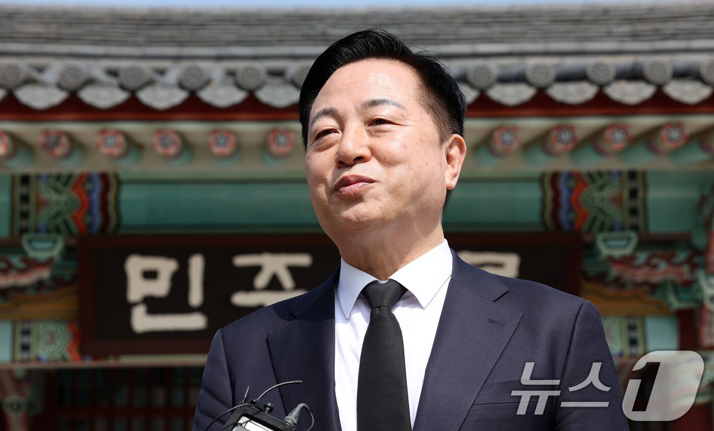 본문 이미지 - 대선출마를 선언한 김두관 전 의원이 8일 오전 광주 북구 운정동 5·18국립민주묘지 참배 후 취재진 질문에 답하고 있다. 2025.4.8/뉴스1 ⓒ News1 박지현 기자