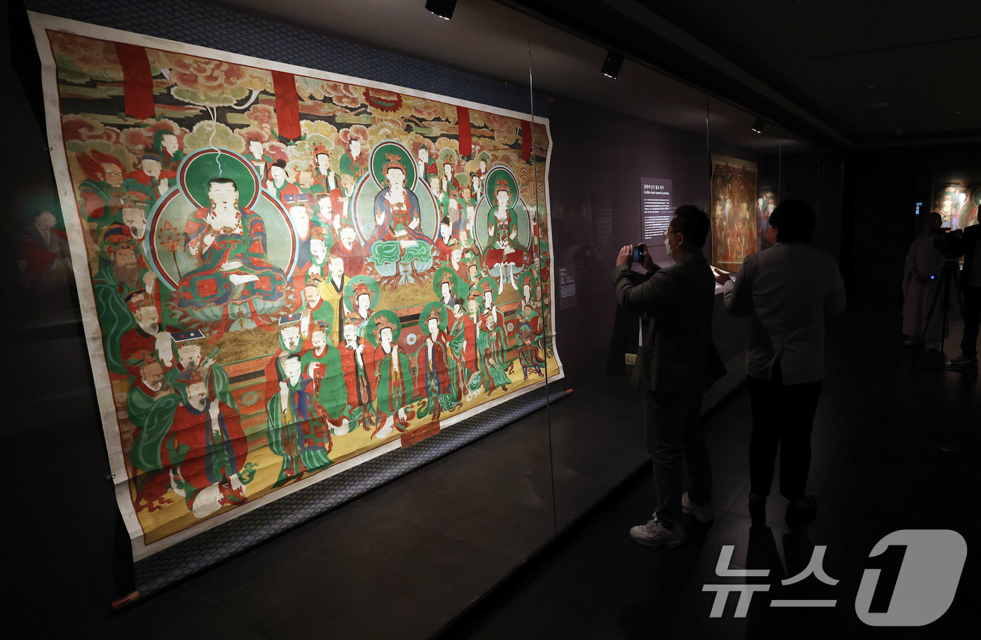 (서울=뉴스1) 오대일 기자 = 8일 오전 서울 종로구 불교중앙박물관에서 열린 '호선毫仙 의겸義謙: 붓끝에 나투신 부처님' 전시 사전공개 행사에서 방문객들이 작품을 감상하고 있다. …