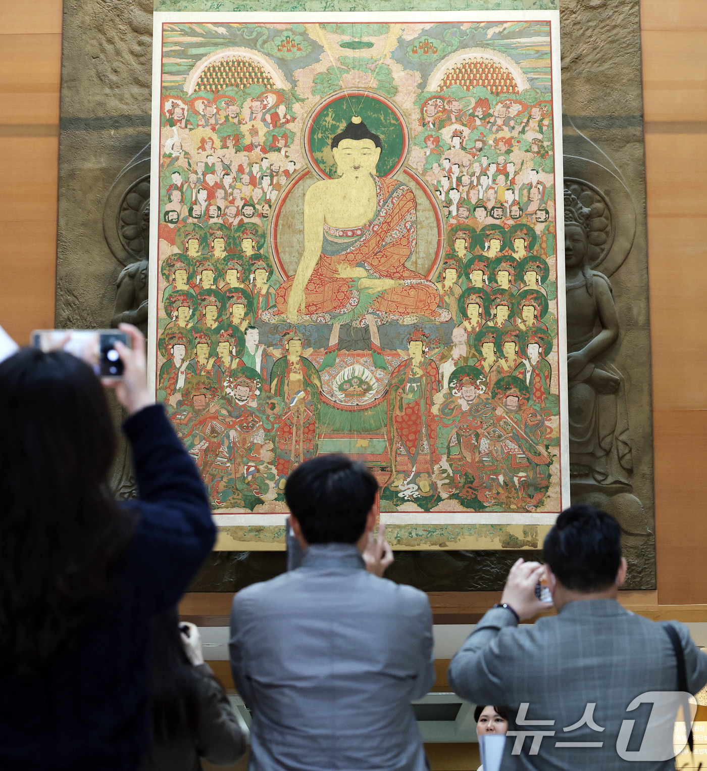 (서울=뉴스1) 오대일 기자 = 8일 오전 서울 종로구 불교중앙박물관에서 열린 '호선毫仙 의겸義謙: 붓끝에 나투신 부처님' 전시 사전공개 행사에서 방문객들이 국보로 지정된 합천 해 …