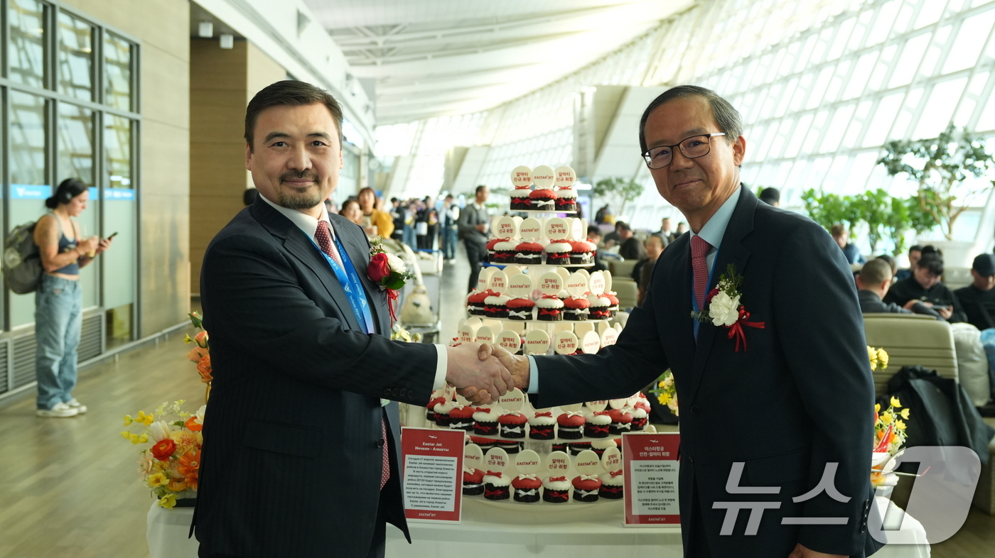 (서울=뉴스1) = 이스타항공이 지난 7일 국내LCC 최초로 카자흐스탄 알마니 노선에 첫 취항했다고 8일 밝혔다.이스타항공의 인천-알마티 취항식 행사에서 조중석 이스타항공 대표(오 …