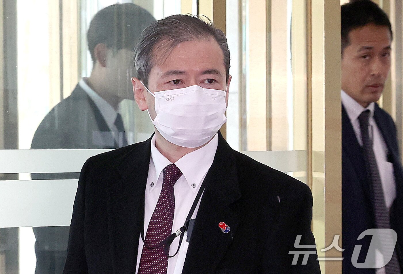 본문 이미지 - 미바에 다이스케 주한일본대사관 총괄공사가 8일 서울 종로구 정부서울청사 외교부로 초치되고 있다. 정부는 이날 외교부 대변인 논평에서 "일본 정부가 외교청서를 통해 역사적·지리적·국제법적으로 명백한 우리 고유의 영토인 독도에 대해 부당한 영유권 주장을 되풀이한 데 대해 강력히 항의한다"며 '2025년 외교청서'에 재차 '독도는 일본 땅'이라는 억지 주장을 담은 것을 즉각 철회할 것을 요구했다. 2025.4.8/뉴스1 ⓒ News1 이동해 기자