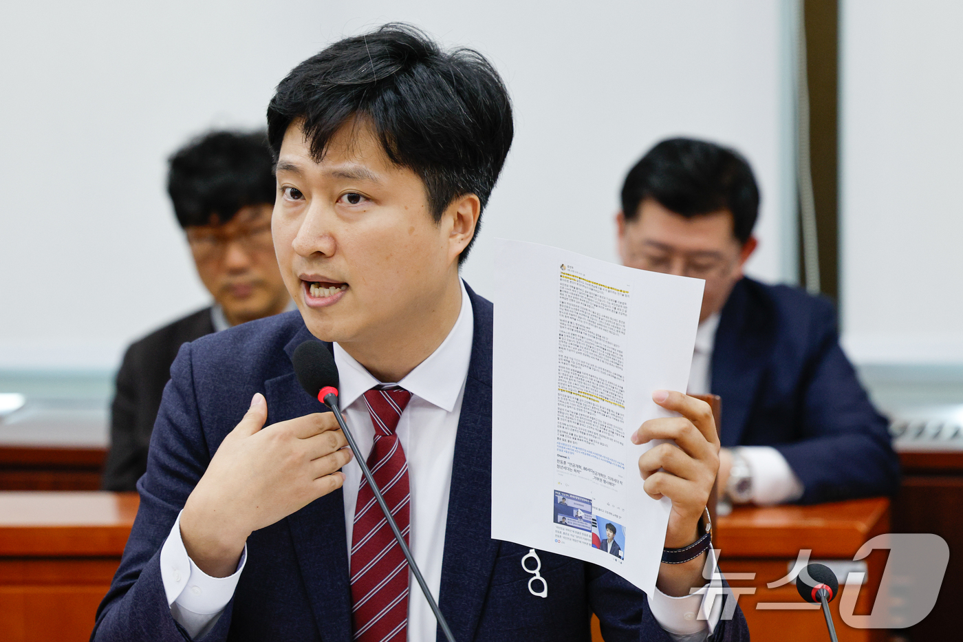 (서울=뉴스1) 안은나 기자 = 우재준 국민의힘 의원이 8일 오전 서울 여의도 국회에서 열린 연금개혁 특별위원회 제1차 전체회의에서 강선우 더불어민주당 의원의 '연금개혁이 청년이 …