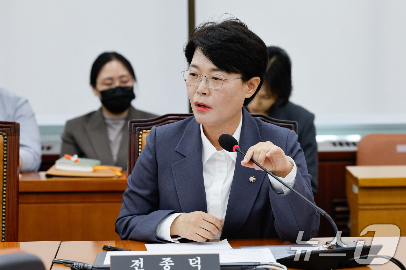 (서울=뉴스1) 안은나 기자 = 전종덕 진보당 의원이 8일 오전 서울 여의도 국회에서 열린 연금개혁 특별위원회 제1차 전체회의에서 우재준 국민의힘 의원이 전 의원을 향해 "재정안정 …