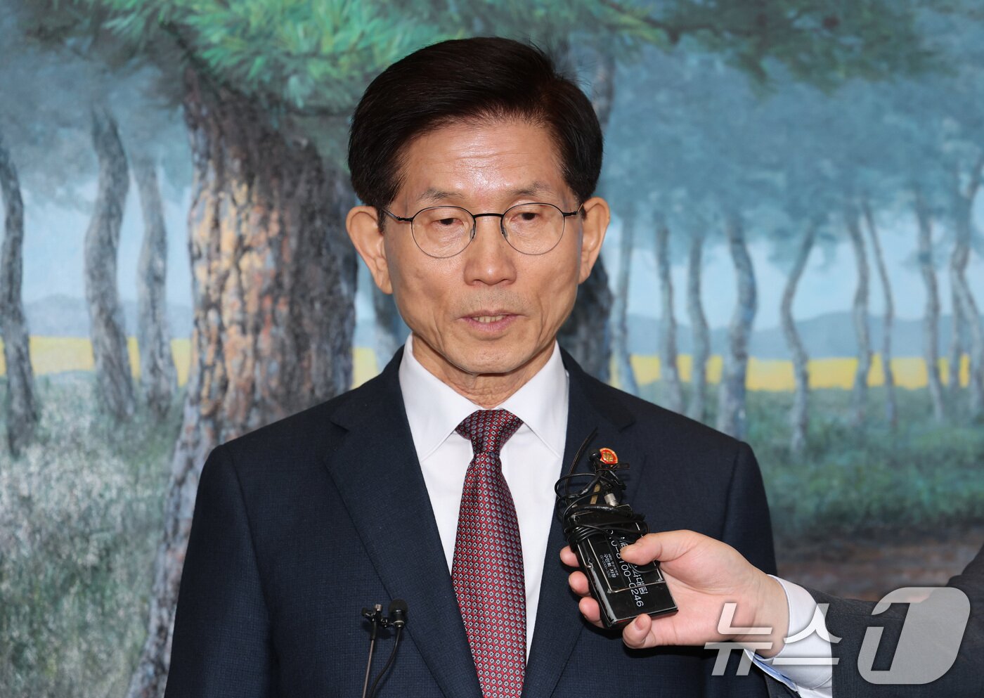 본문 이미지 - 김문수 고용노동부 장관이 8일 오전 서울 종로구 정부서울청사에서 국무회의를 마친 후 나서며 기자들과 간담회를 하고 있다.  2025.4.8/뉴스1 ⓒ News1 임세영 기자