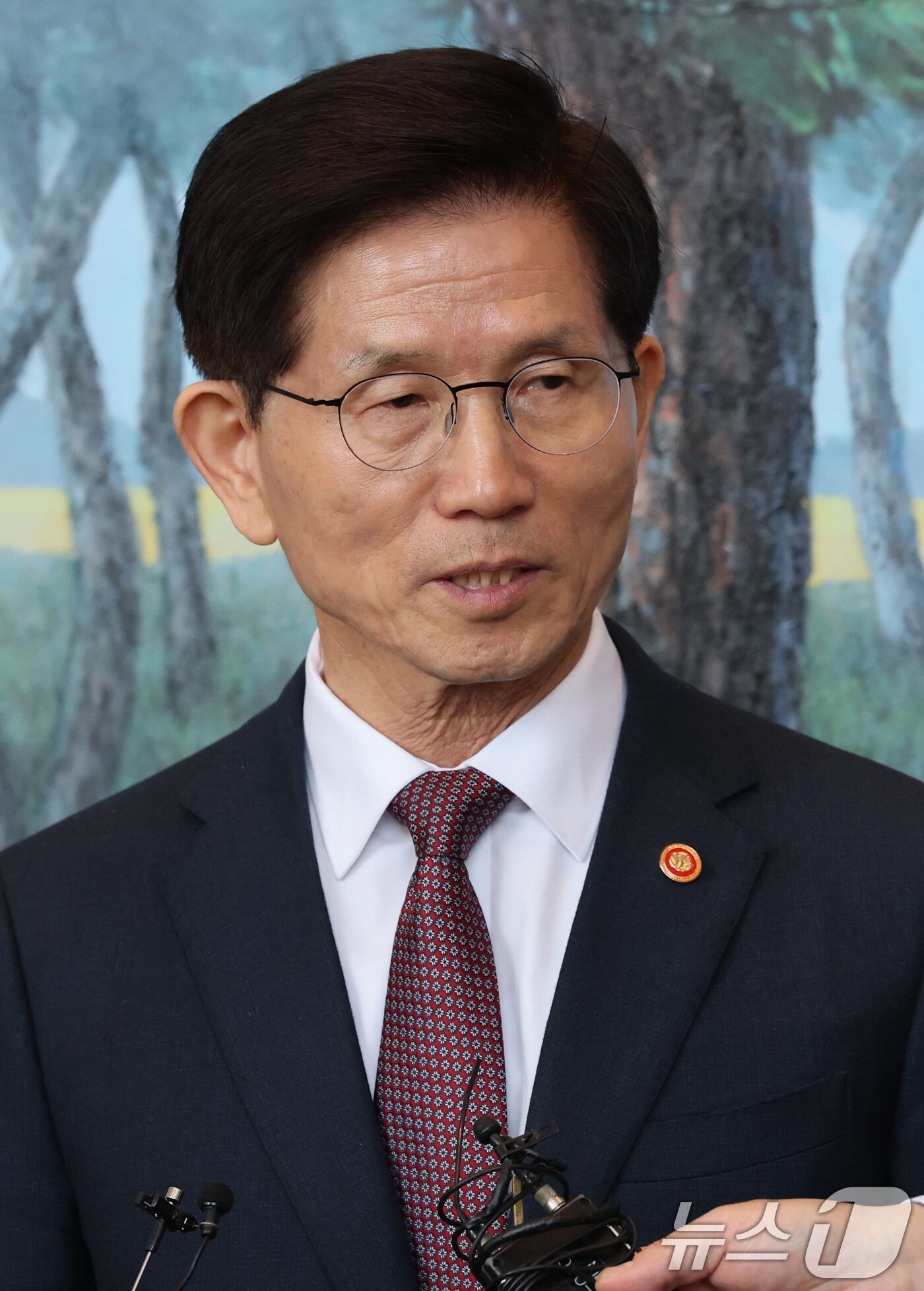 본문 이미지 - 김문수 고용노동부 장관이 8일 오전 서울 종로구 정부서울청사에서 국무회의를 마친 후 나서며 기자들과 간담회를 하고 있다.  2025.4.8/뉴스1 ⓒ News1 임세영 기자