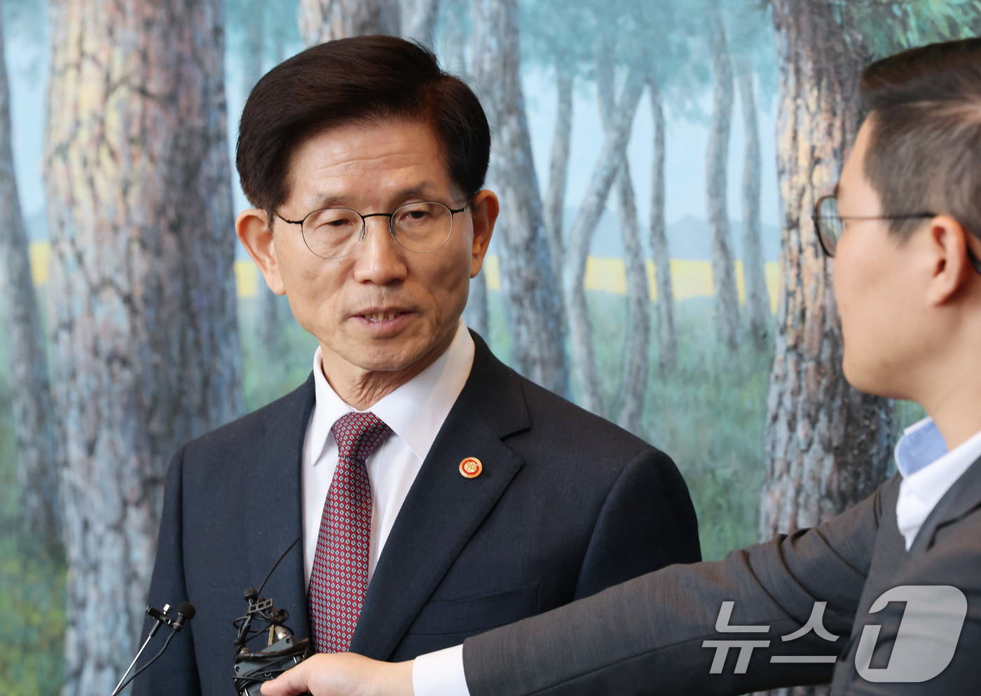 (서울=뉴스1) 임세영 기자 = 김문수 고용노동부 장관이 8일 오전 서울 종로구 정부서울청사에서 국무회의를 마친 후 나서며 기자들과 간담회를 하고 있다.이날 김 장관은 제21대 대 …