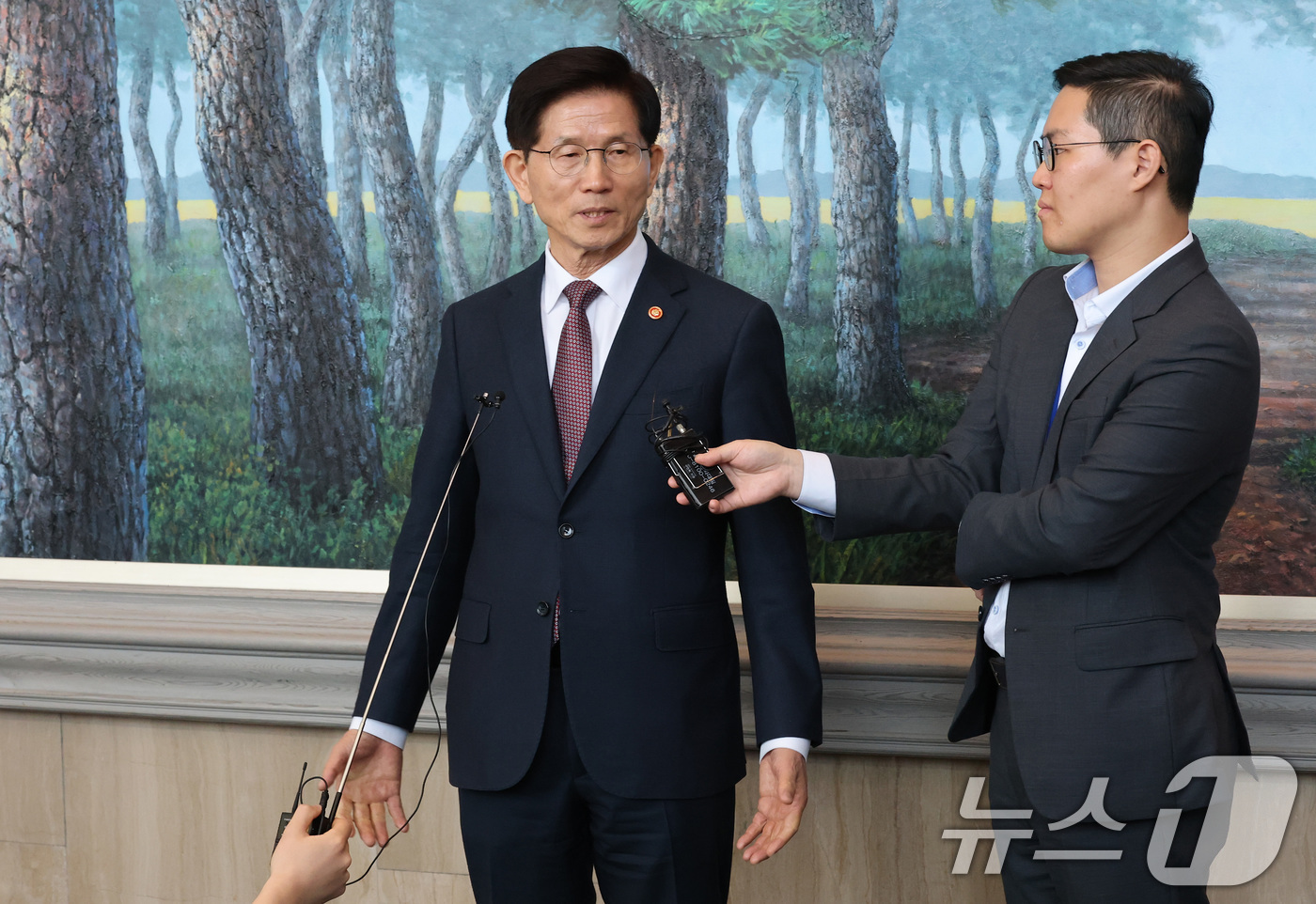 (서울=뉴스1) 임세영 기자 = 김문수 고용노동부 장관이 8일 오전 서울 종로구 정부서울청사에서 국무회의를 마친 후 나서며 기자들과 간담회를 하고 있다.이날 김 장관은 제21대 대 …