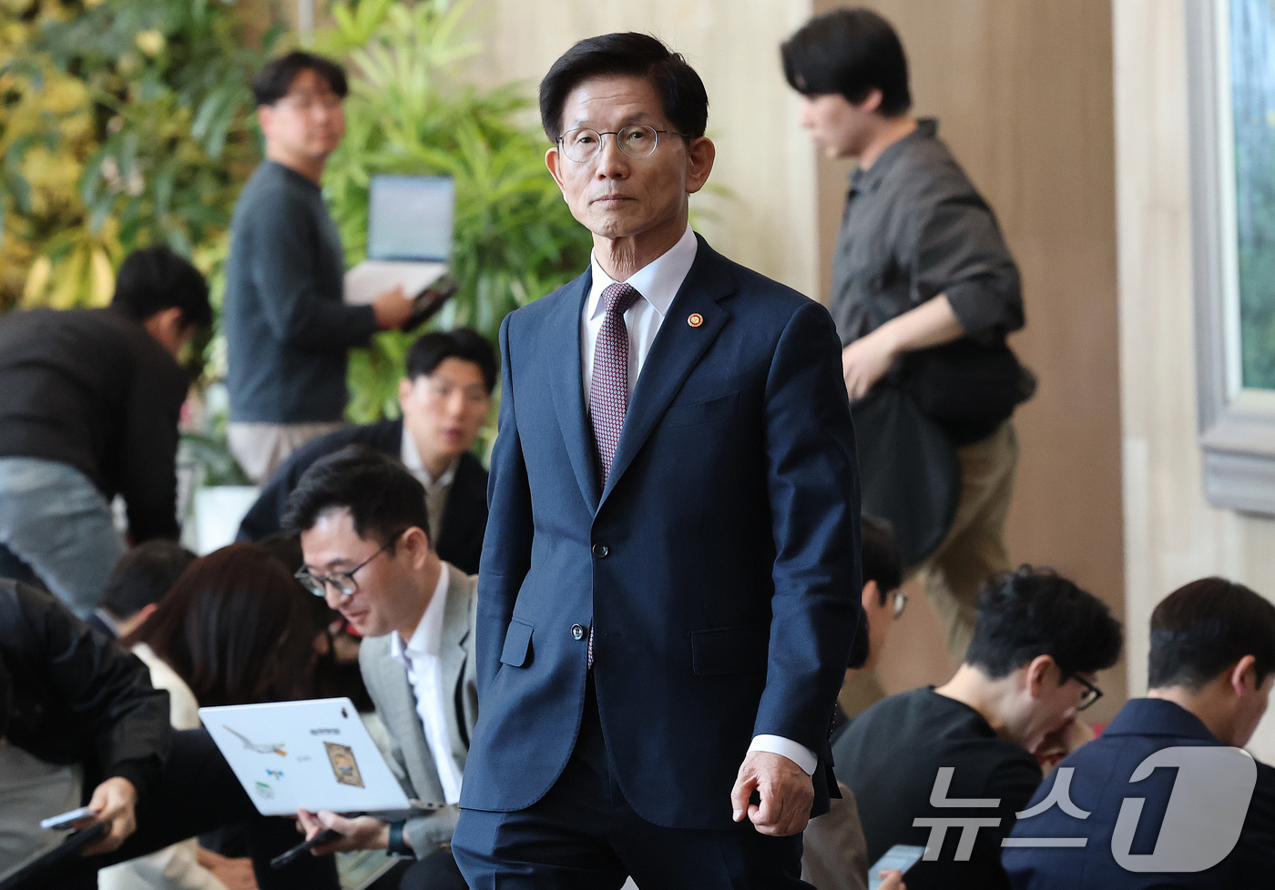 (서울=뉴스1) 임세영 기자 = 김문수 고용노동부 장관이 8일 오전 서울 종로구 정부서울청사에서 제21대 대통령 선거 출마 관련해 기자들과 간담회를 마치고 나서고 있다.이날 김 장 …