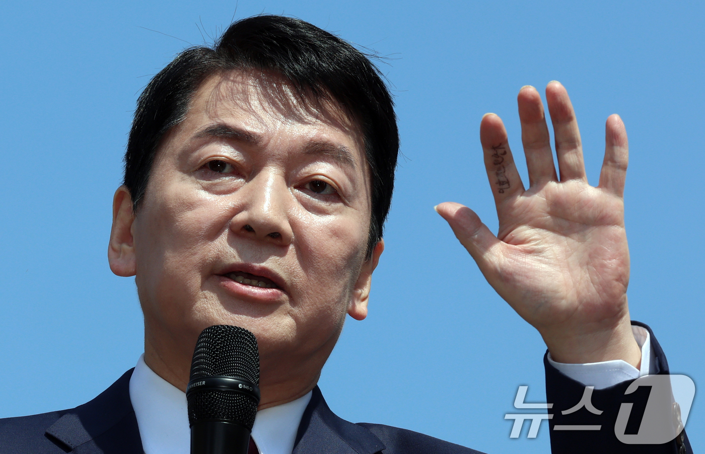 (서울=뉴스1) 김명섭 기자 = 안철수 국민의힘 국회의원이 8일 서울 광화문 이순신 동상 앞에서 제21대 대통령 선거 출마 기자회견을 하고 있다.  2025.4.8/뉴스1