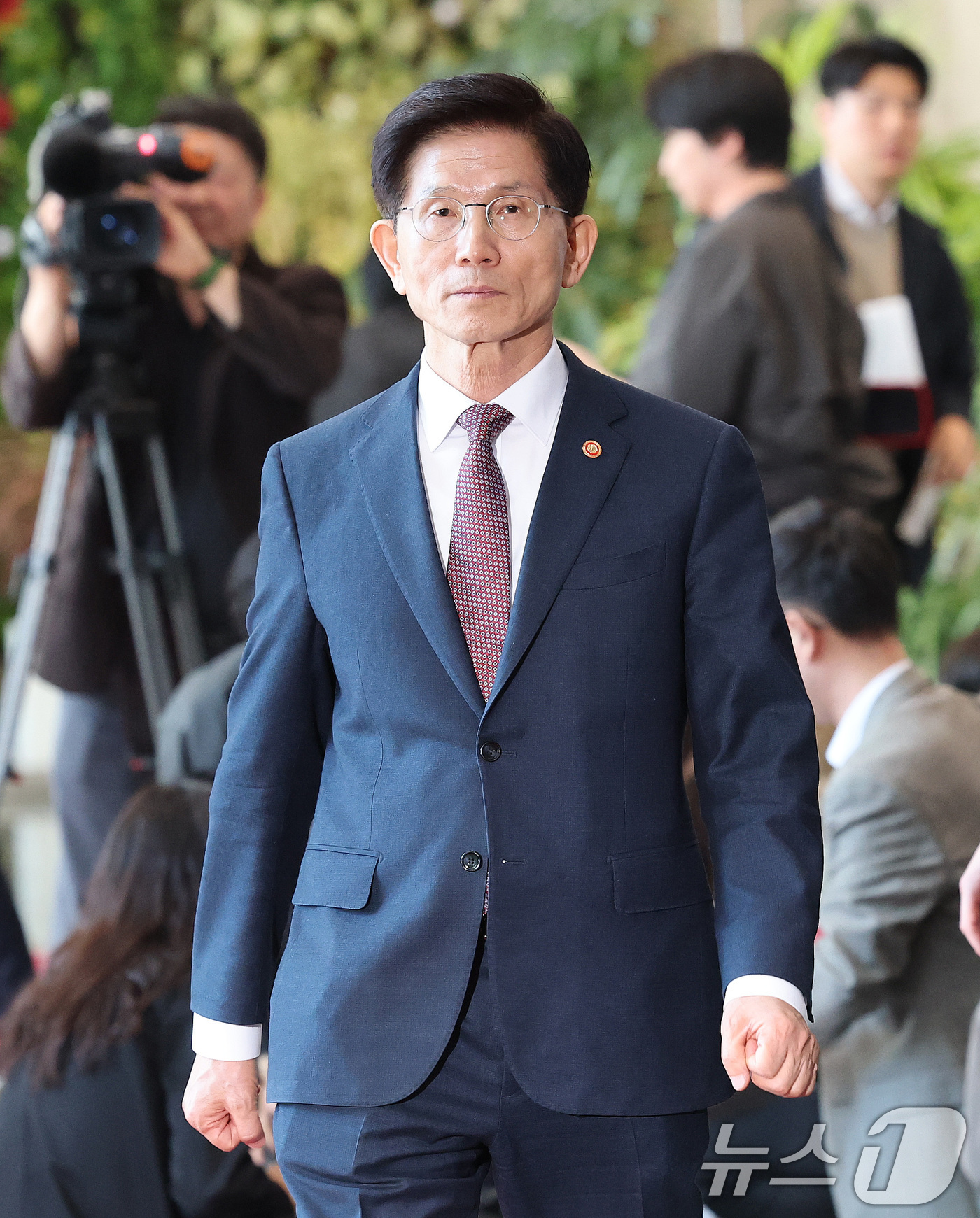 (서울=뉴스1) 임세영 기자 = 김문수 고용노동부 장관이 8일 오전 서울 종로구 정부서울청사에서 제21대 대통령 선거 출마 관련해 기자들과 간담회를 마치고 나서고 있다.이날 김 장 …