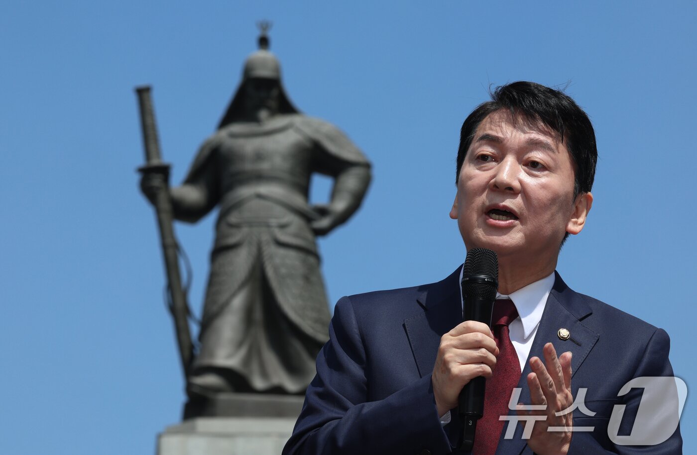 본문 이미지 - 안철수 국민의힘 국회의원이 8일 서울 광화문 이순신 동상 앞에서 제21대 대통령 선거 출마 기자회견을 하고 있다. 2025.4.8/뉴스1 ⓒ News1 김명섭 기자