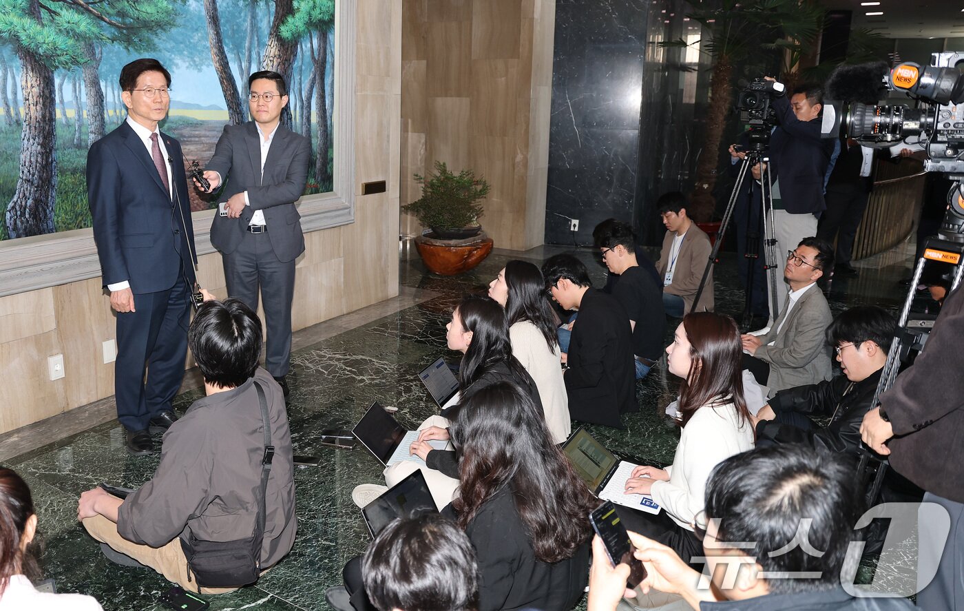 본문 이미지 - 김문수 고용노동부 장관이 8일 오전 서울 종로구 정부서울청사에서 국무회의를 마친 후 나서며 기자들과 간담회를 하고 있다. 이날 김 장관은 제21대 대통령 선거에 출마하겠다는 뜻을 밝혔다. 2025.4.8/뉴스1 ⓒ News1 임세영 기자