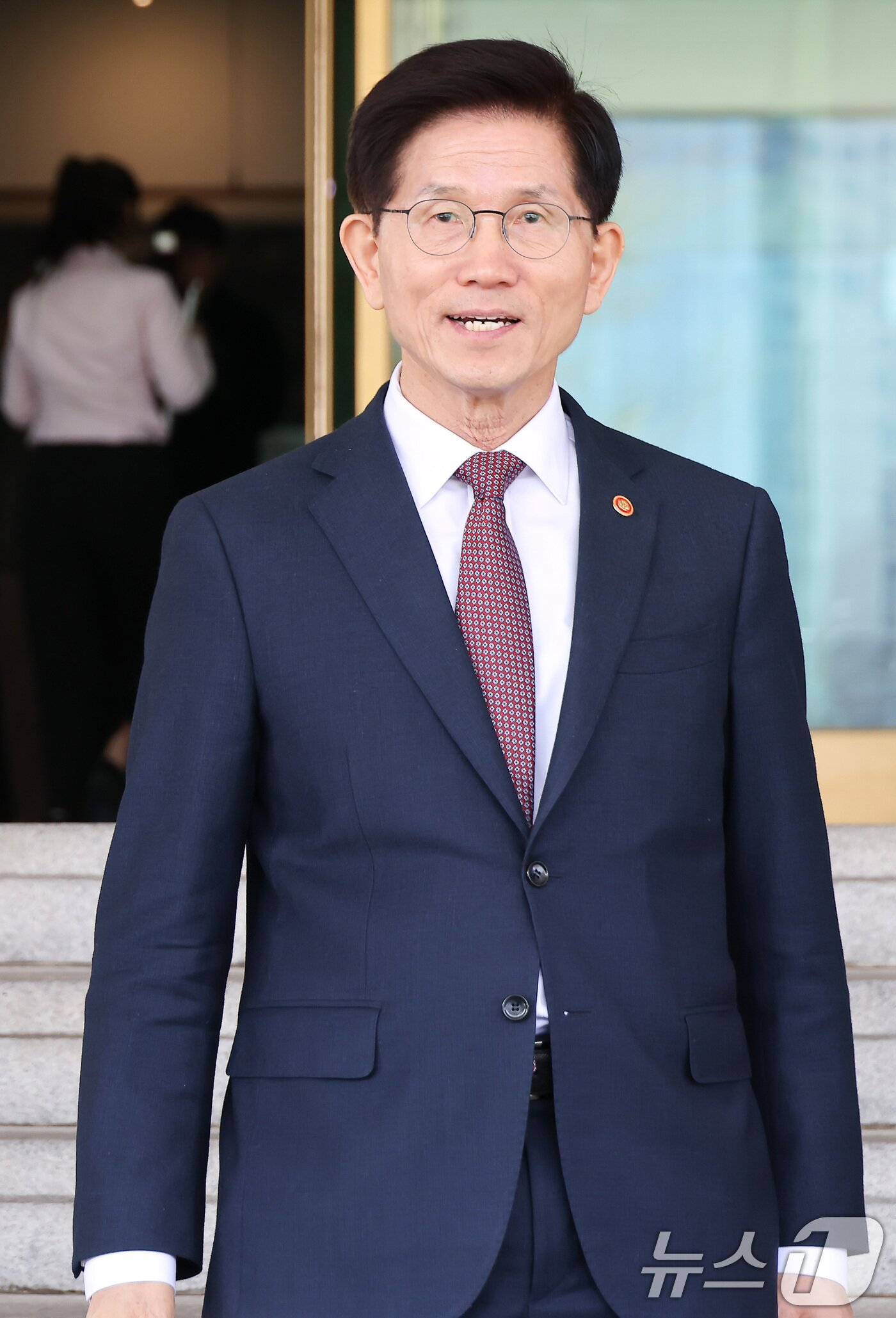 본문 이미지 - 김문수 고용노동부 장관이 8일 오전 서울 종로구 정부서울청사에서 국무회의를 마친 후 이동하고 있다. 이날 김 장관은 국무회의 후 기자들을 만나 제21대 대통령 선거에 출마하겠다는 뜻을 밝혔다. &#40;공동취재&#41; 2025.4.8/뉴스1 ⓒ News1 임세영 기자