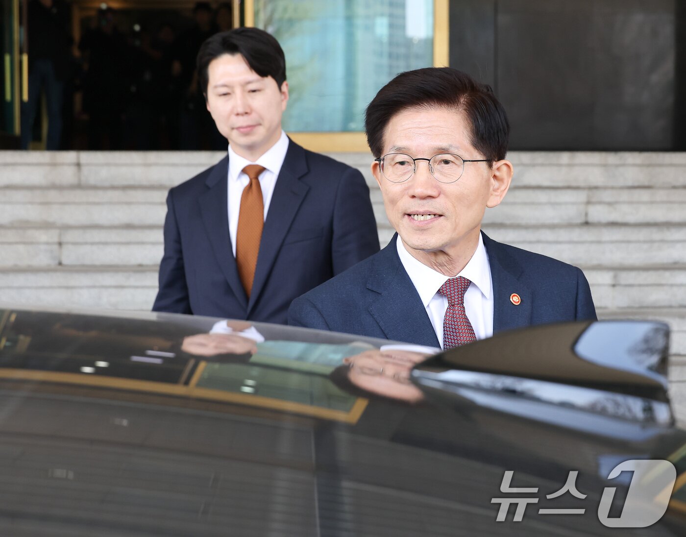 본문 이미지 - 김문수 고용노동부 장관이 8일 오전 서울 종로구 정부서울청사에서 국무회의를 마친 후 이동하고 있다. 이날 김 장관은 국무회의 후 기자들을 만나 제21대 대통령 선거에 출마하겠다는 뜻을 밝혔다. &#40;공동취재&#41; 2025.4.8/뉴스1 ⓒ News1 임세영 기자