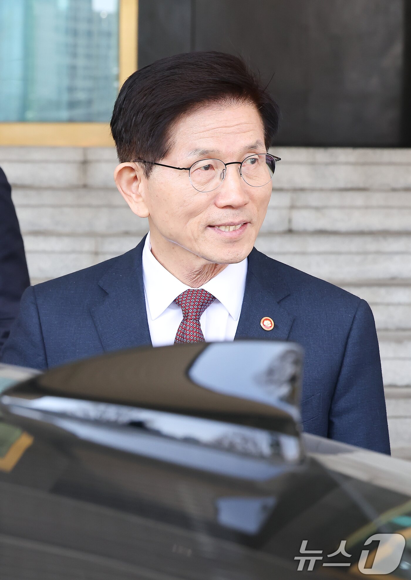 본문 이미지 - 김문수 고용노동부 장관이 8일 오전 서울 종로구 정부서울청사에서 국무회의를 마친 후 이동하고 있다. 이날 김 장관은 국무회의 후 기자들을 만나 제21대 대통령 선거에 출마하겠다는 뜻을 밝혔다. &#40;공동취재&#41; 2025.4.8/뉴스1 ⓒ News1 임세영 기자