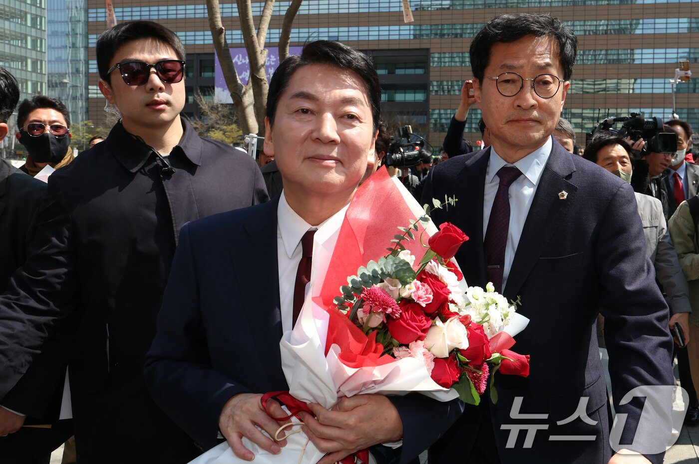 본문 이미지 - 안철수 국민의힘 국회의원이 8일 서울 광화문 이순신 동상 앞에서 제21대 대통령 선거 출마 기자회견을 마치고 이동하고 있다. 2025.4.8/뉴스1 ⓒ News1 김명섭 기자