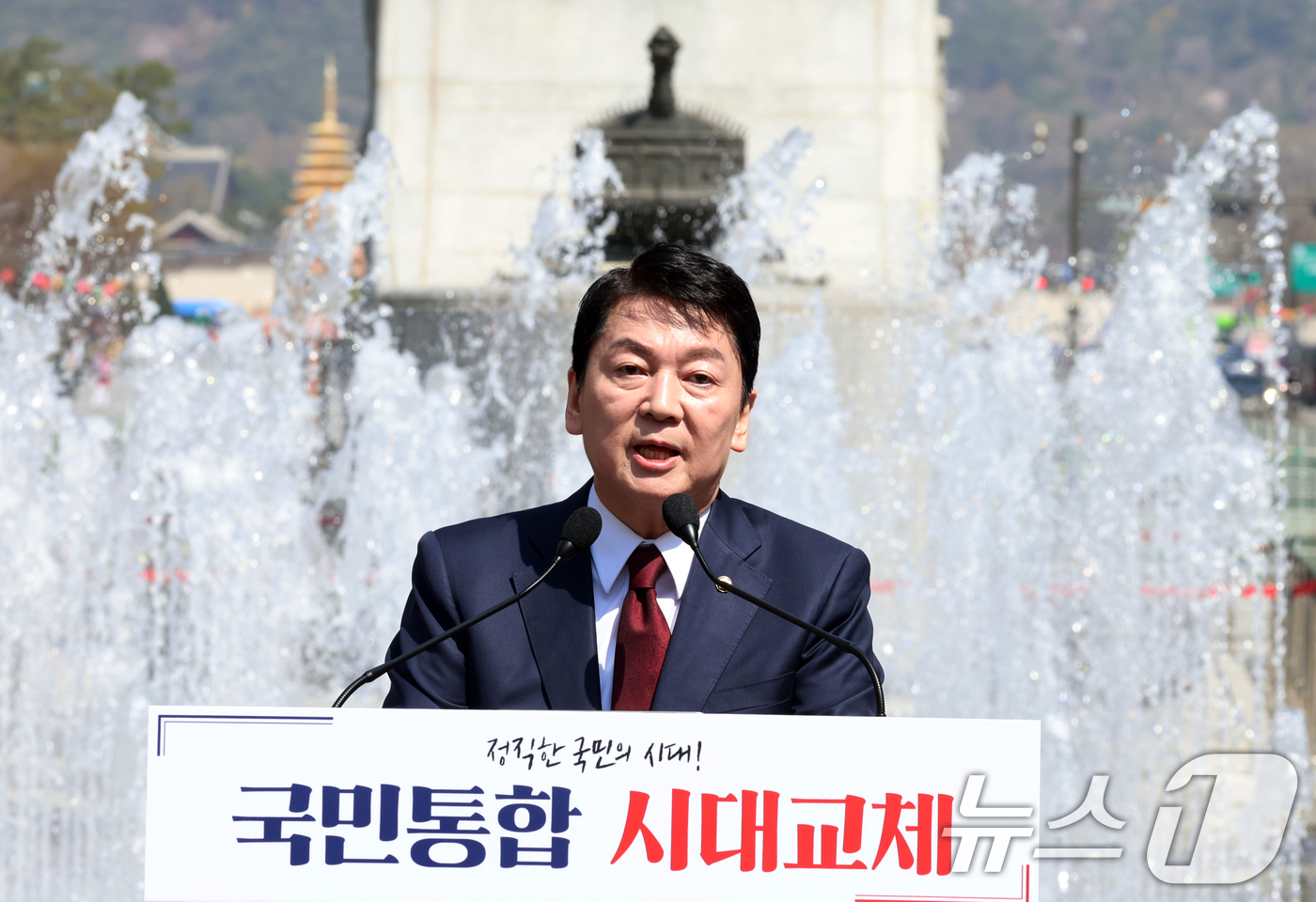 (서울=뉴스1) 김명섭 기자 = 안철수 국민의힘 국회의원이 8일 서울 광화문 이순신 동상 앞에서 제21대 대통령 선거 출마 기자회견을 하고 있다.  2025.4.8/뉴스1