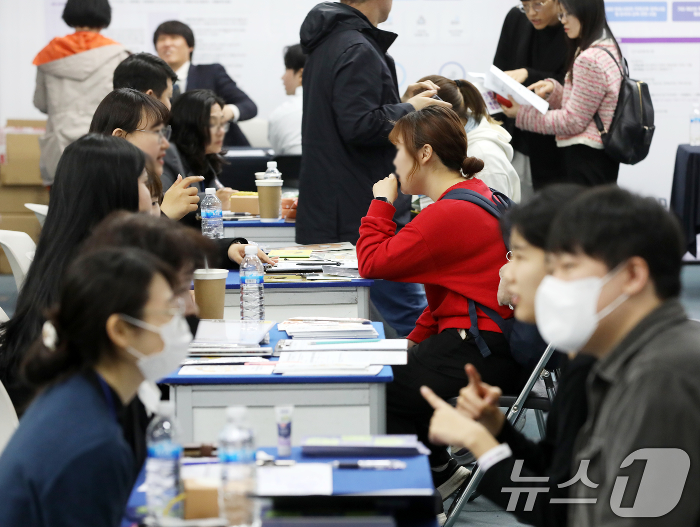 (부산=뉴스1) 윤일지 기자 = 8일 부산 연제구 부산시청에서 열린 부산 혁신도시와 함께하는 '2025 지역인재 공공기관 합동 채용설명회'에서 구직자들이 채용 상담을 받고 있다.이 …