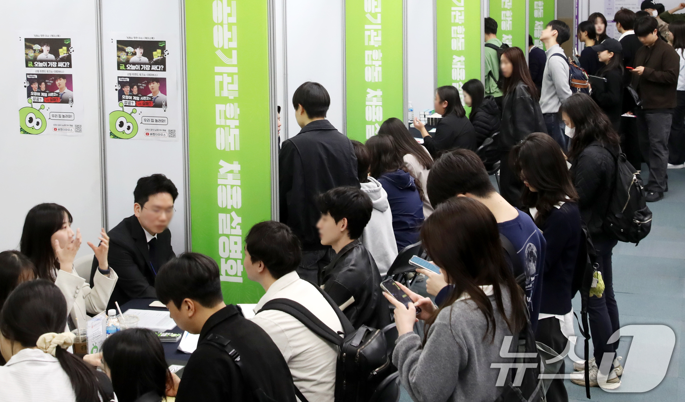 (부산=뉴스1) 윤일지 기자 = 8일 부산 연제구 부산시청에서 열린 부산 혁신도시와 함께하는 '2025 지역인재 공공기관 합동 채용설명회'에서 구직자들이 채용 상담을 받고 있다.이 …