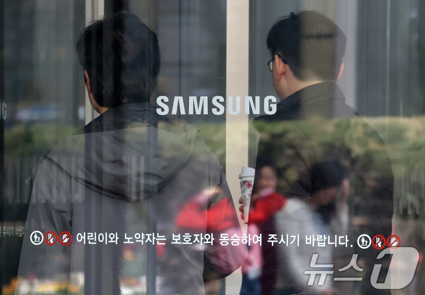 본문 이미지 - 서울 서초구 삼성전자 서초사옥에서 관계자들이 드나들고 있다.//뉴스1 ⓒ News1 박세연 기자