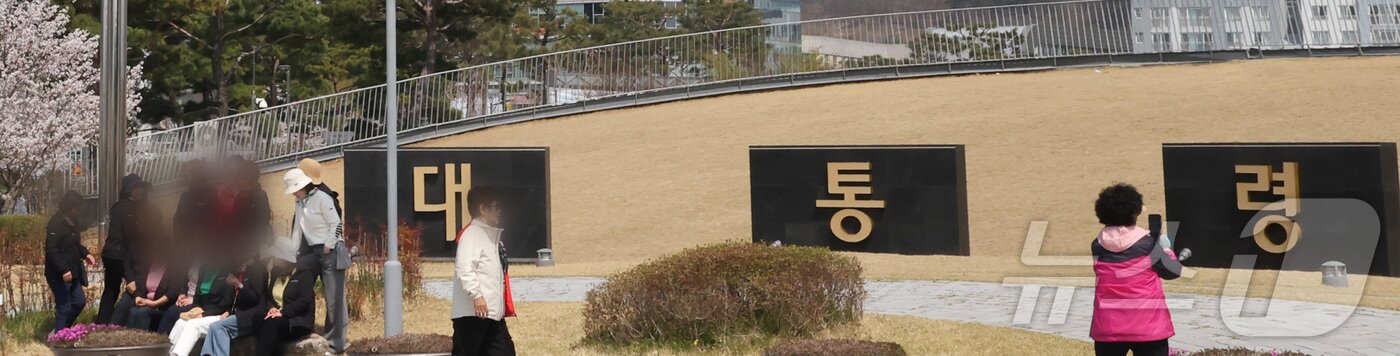 본문 이미지 - 윤석열 전 대통령 파면으로 치러지는 21대 대통령 선거일이 8일 열린 국무회의에서 오는 6월 3일로 확정된 가운데, 세종시 어진동 대통령기록관을 찾은 관람객들이 전시공간을 둘러보고 있다. 2025.4.8/뉴스1 ⓒ News1 김기남 기자