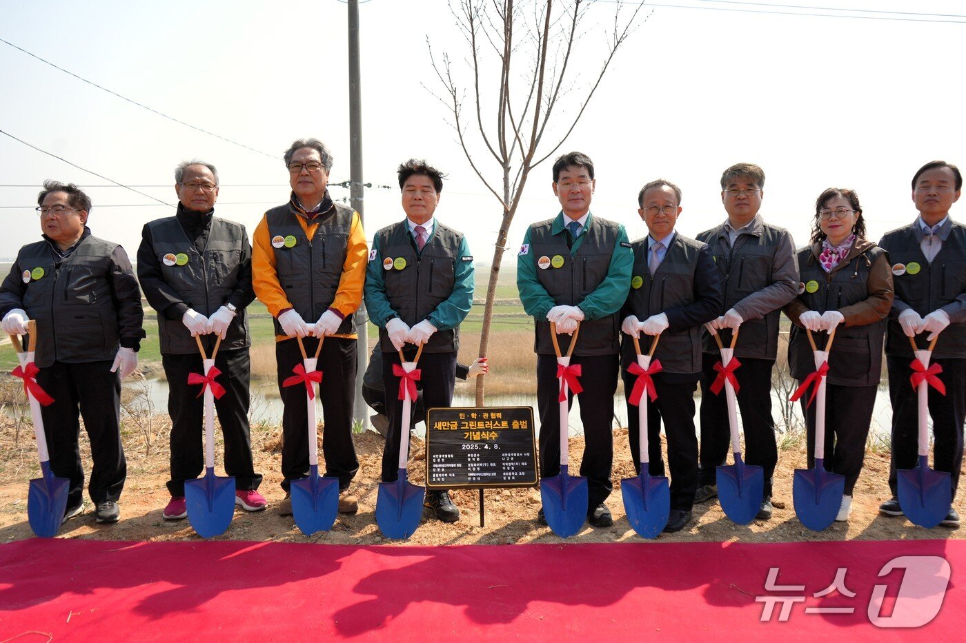 본문 이미지 - 부안군은 8일 계화 옛 방조제 일원에서 민‧학‧관 협력 새만금 그린트러스트 출범식과 식목행사를 개최했다.(부안군 제공. 재판매 및 DB금지) 