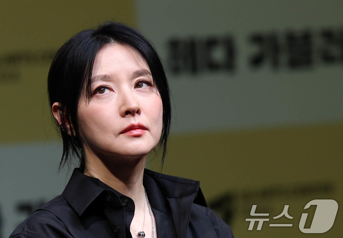 (서울=뉴스1) 오대일 기자 = 32년 만에 연극 무대에 복귀하는 배우 이영애가 8일 오후 서울 강서구 LG아트센터에서 열린 연극 ‘헤다 가블러’(연출 전인철) 제작발표회에 참석해 …