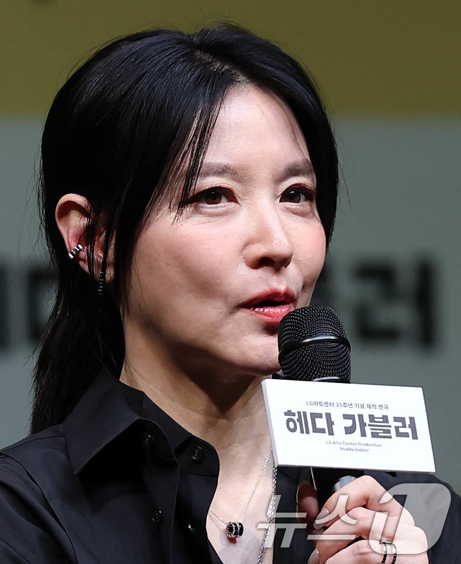 (서울=뉴스1) 오대일 기자 = 32년 만에 연극 무대에 복귀하는 배우 이영애가 8일 오후 서울 강서구 LG아트센터에서 열린 연극 ‘헤다 가블러’(연출 전인철) 제작발표회에서 인사 …
